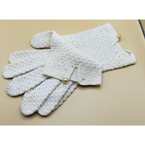Vintage Hand crocheted Ivory Gloves Size Small/Medium 7” x 5” Button Closure - Picture 5 of 5